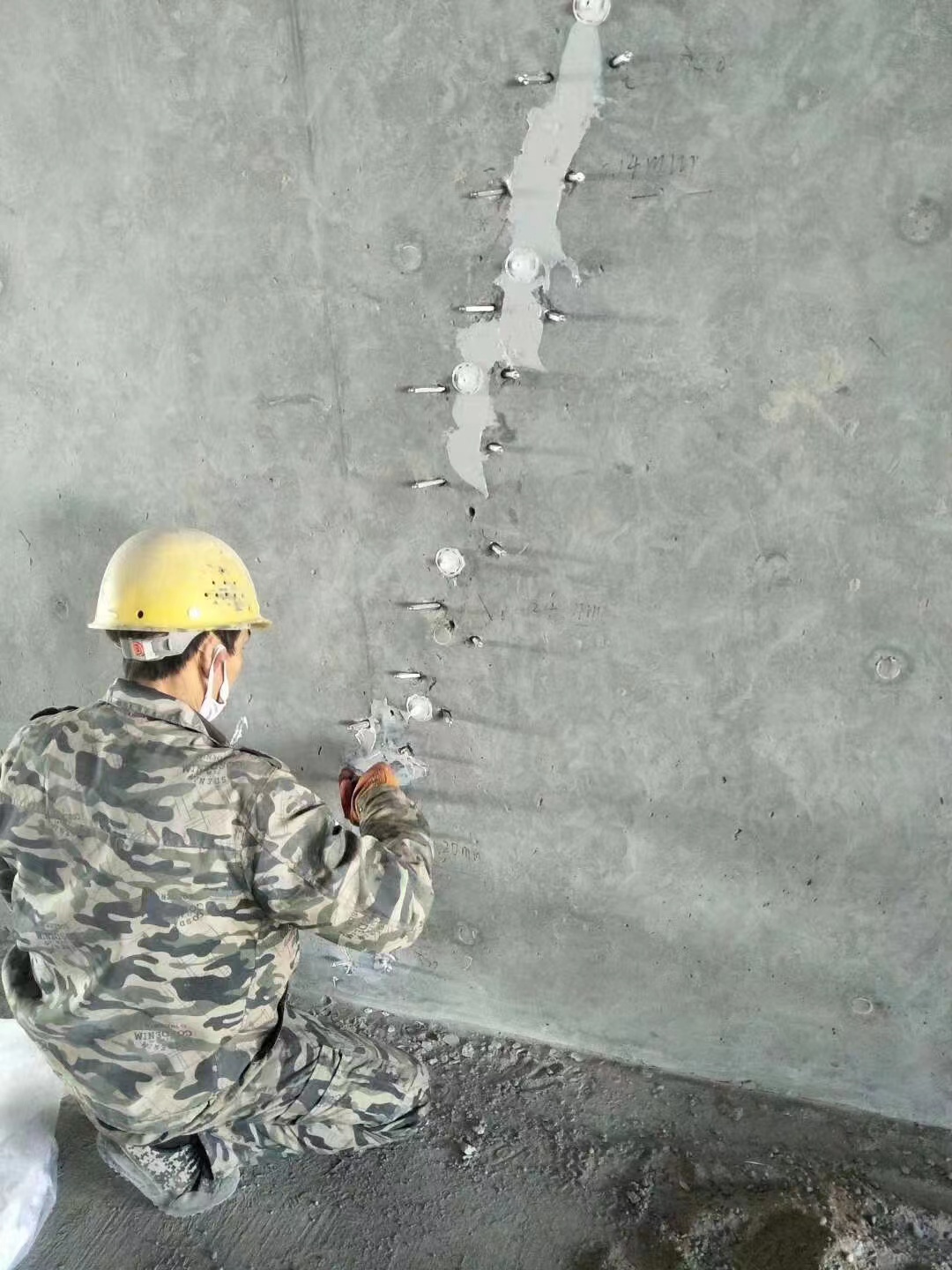 龙岩混凝土楼板裂缝加固施工的方案